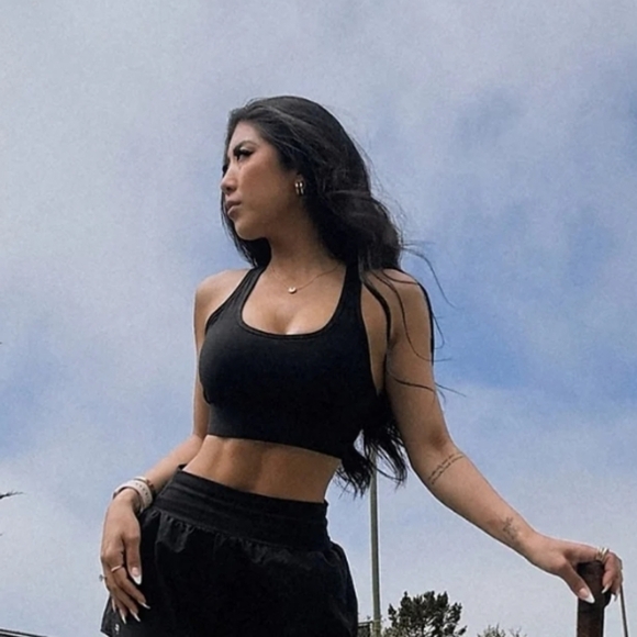 NWT Fabletics On-The-Go Medium Impact Sports Bra in black - Picture 1 of 4